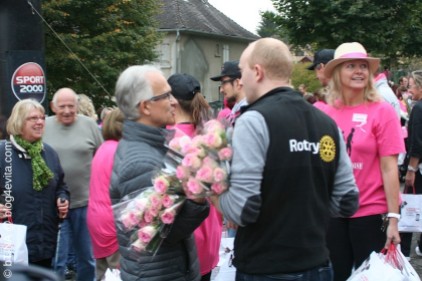 Der Rotry-Club spendiert jeder TeilnehmerIn eine rosarote Rose!